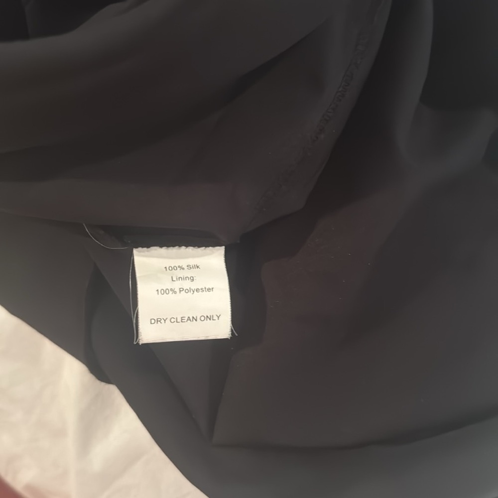 Trina Turk 100% silk dress. Lining is polyester - Picture 10 of 10